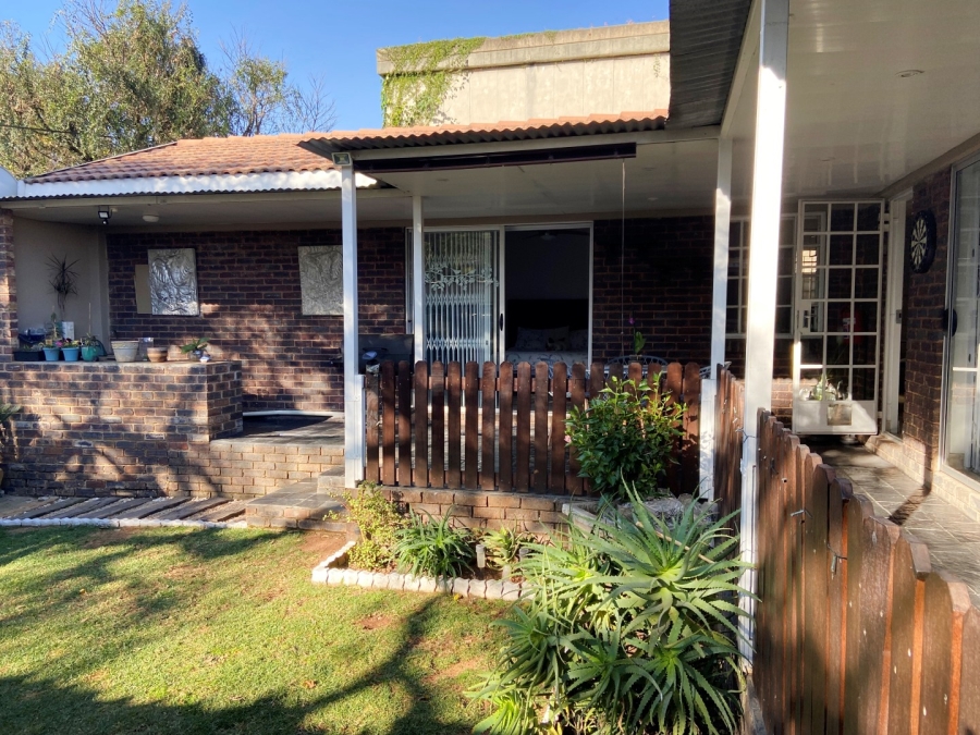 To Let 4 Bedroom Property for Rent in Linden Gauteng