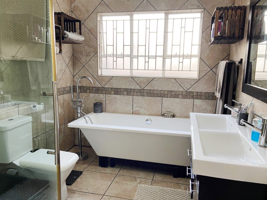To Let 4 Bedroom Property for Rent in Linden Gauteng