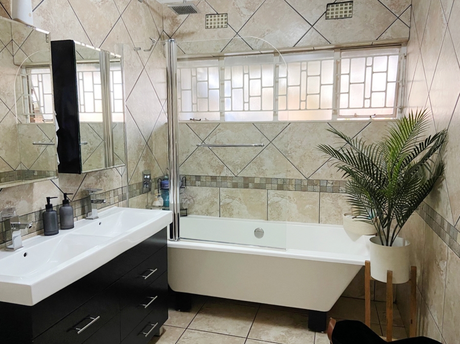 To Let 4 Bedroom Property for Rent in Linden Gauteng