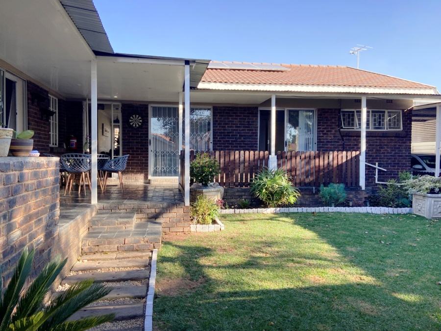 To Let 4 Bedroom Property for Rent in Linden Gauteng