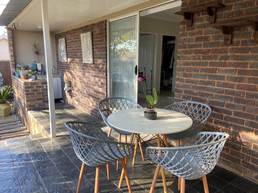 To Let 4 Bedroom Property for Rent in Linden Gauteng