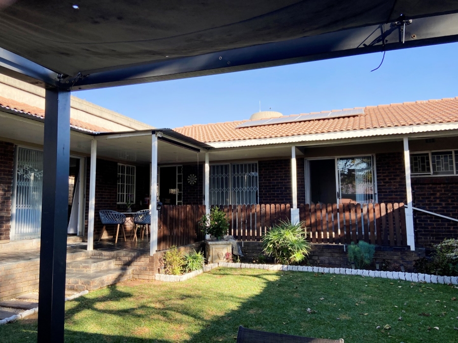 To Let 4 Bedroom Property for Rent in Linden Gauteng
