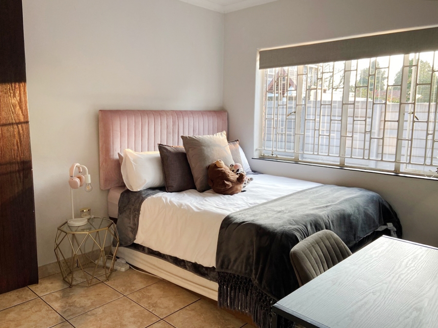 To Let 4 Bedroom Property for Rent in Linden Gauteng