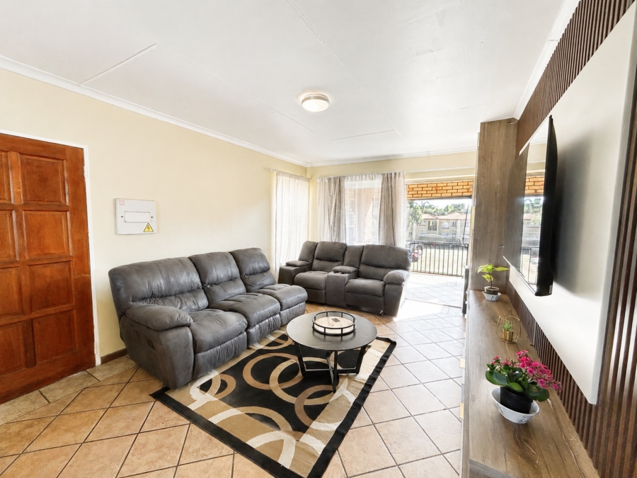 3 Bedroom Property for Sale in Die Hoewes Gauteng