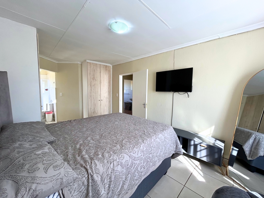 3 Bedroom Property for Sale in Die Hoewes Gauteng