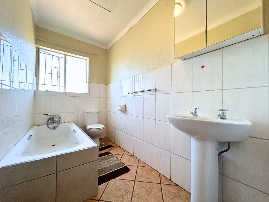 3 Bedroom Property for Sale in Die Hoewes Gauteng
