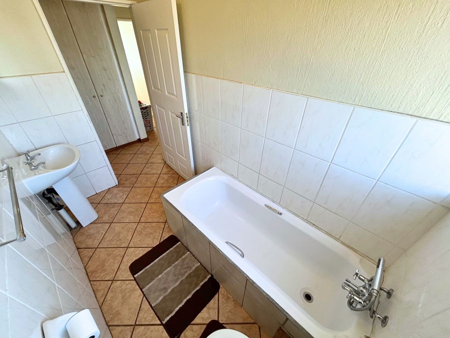 3 Bedroom Property for Sale in Die Hoewes Gauteng