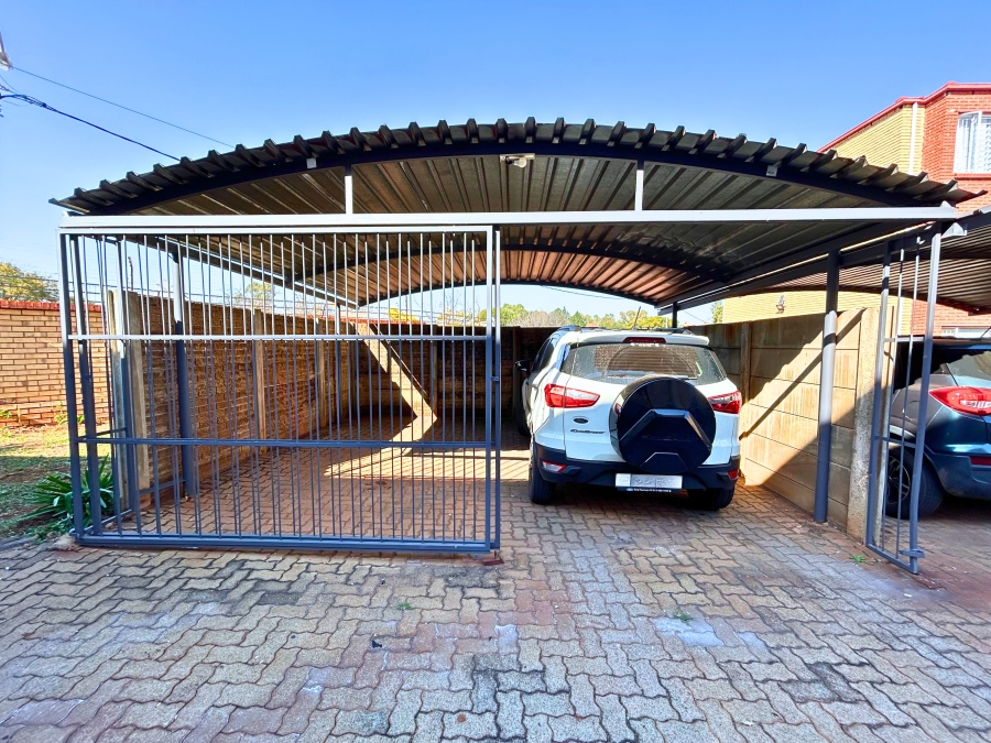 3 Bedroom Property for Sale in Die Hoewes Gauteng