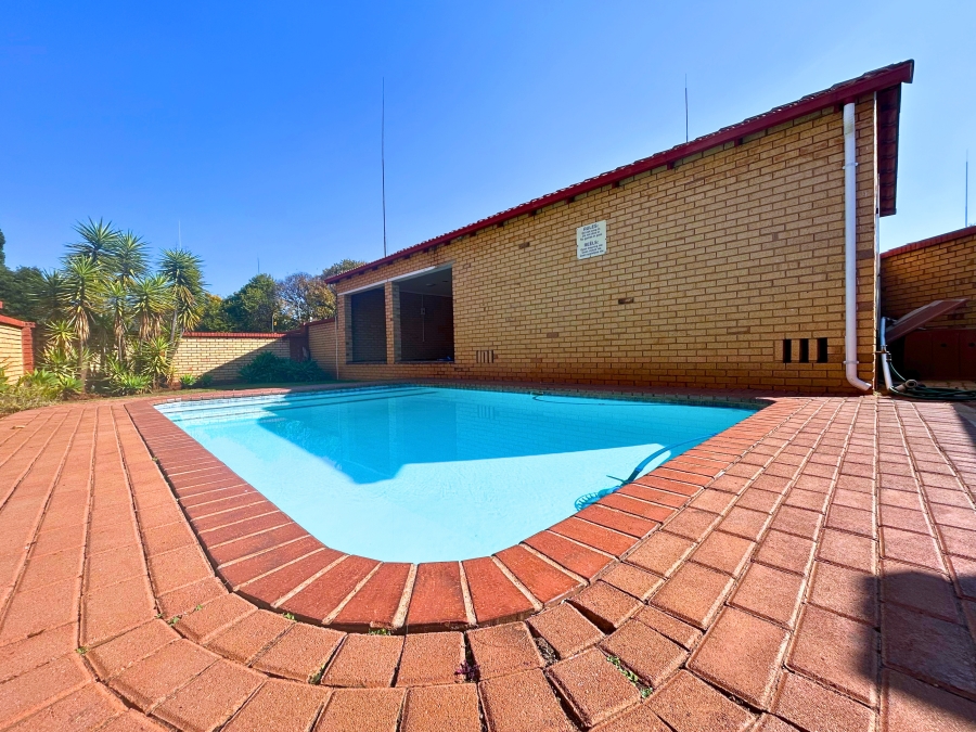 3 Bedroom Property for Sale in Die Hoewes Gauteng
