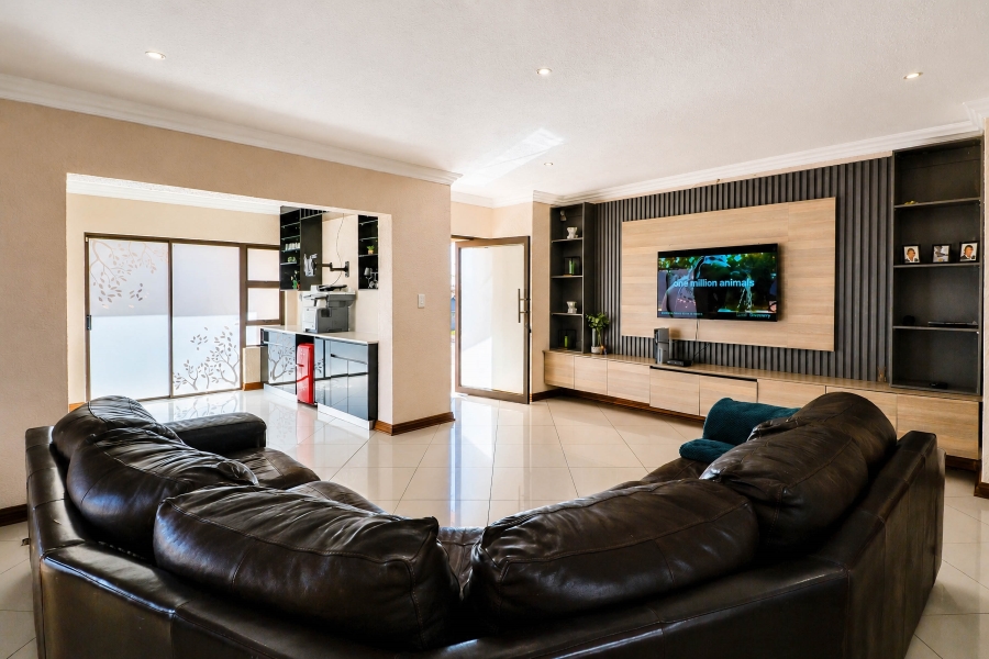 5 Bedroom Property for Sale in Thatchfield Estate Gauteng