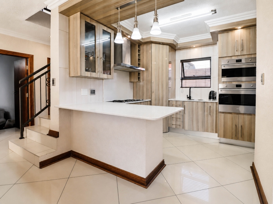 5 Bedroom Property for Sale in Thatchfield Estate Gauteng