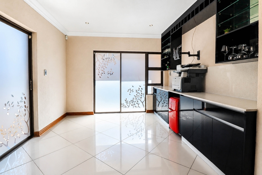 5 Bedroom Property for Sale in Thatchfield Estate Gauteng