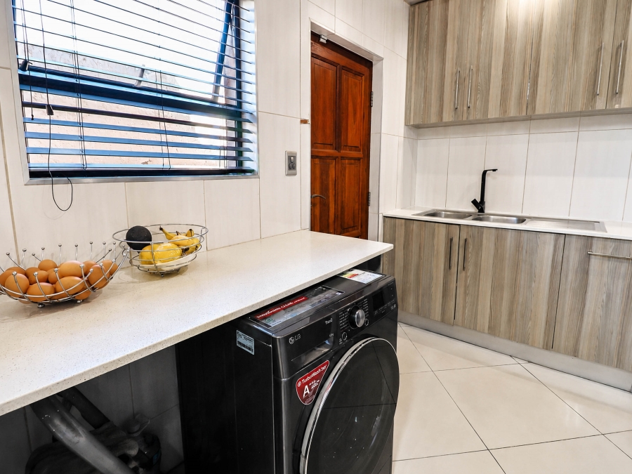 5 Bedroom Property for Sale in Thatchfield Estate Gauteng