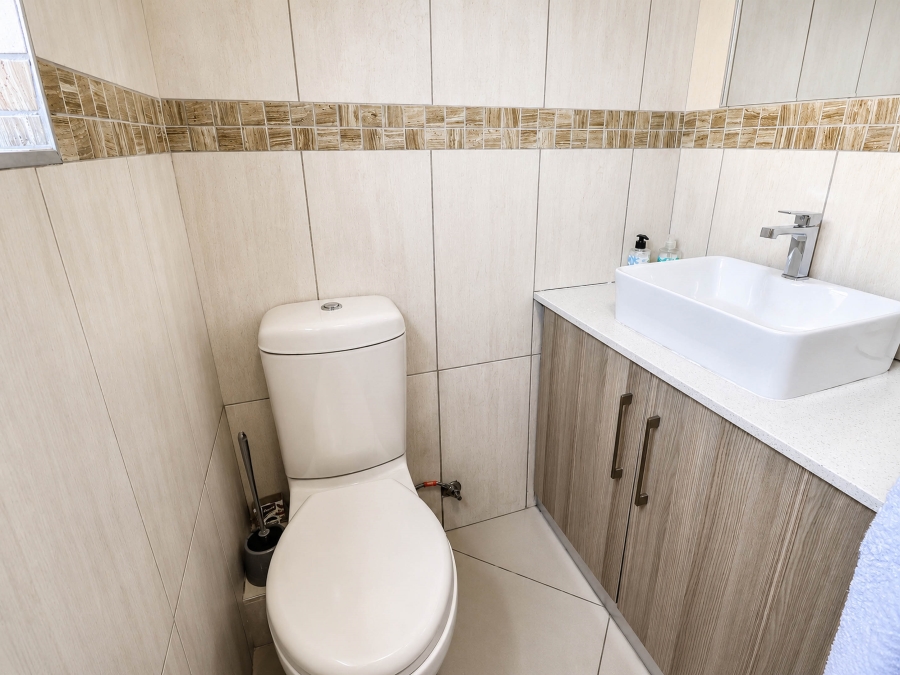 5 Bedroom Property for Sale in Thatchfield Estate Gauteng