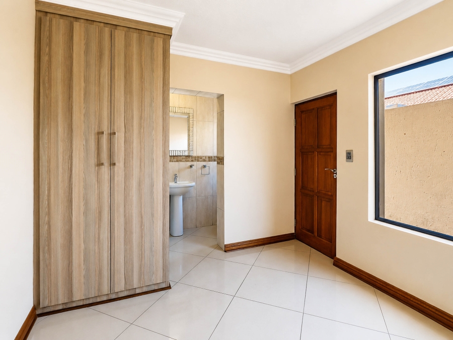 5 Bedroom Property for Sale in Thatchfield Estate Gauteng