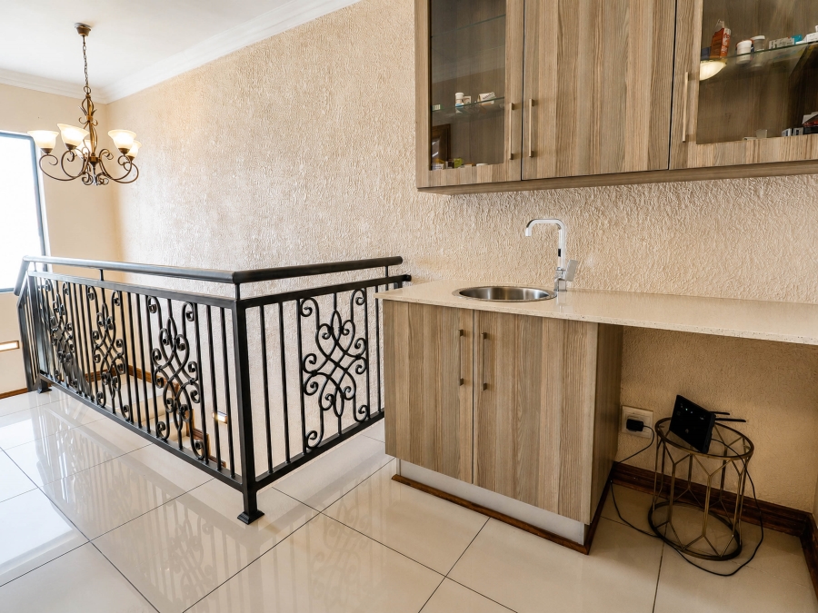 5 Bedroom Property for Sale in Thatchfield Estate Gauteng