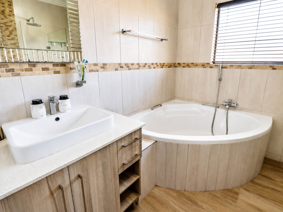 5 Bedroom Property for Sale in Thatchfield Estate Gauteng