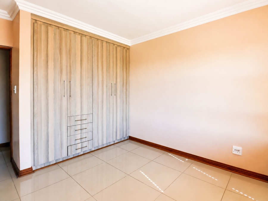 5 Bedroom Property for Sale in Thatchfield Estate Gauteng