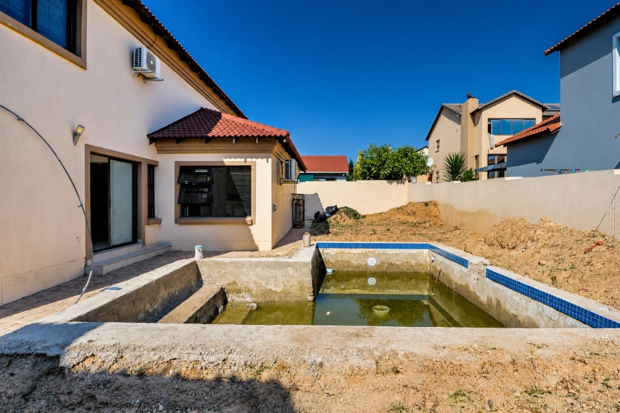 5 Bedroom Property for Sale in Thatchfield Estate Gauteng
