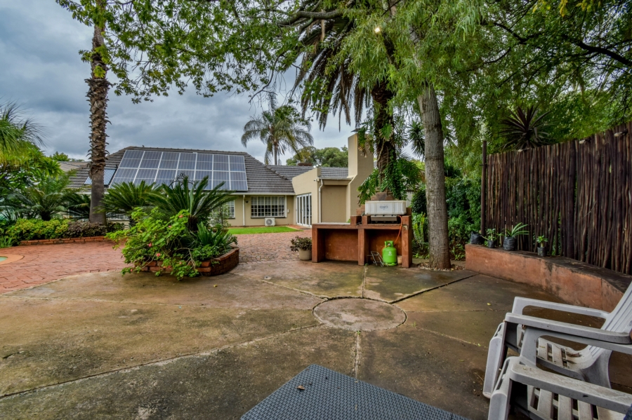 5 Bedroom Property for Sale in Wierda Park Gauteng
