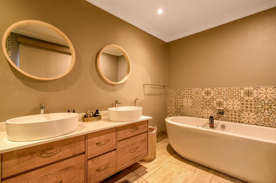 5 Bedroom Property for Sale in Wierda Park Gauteng