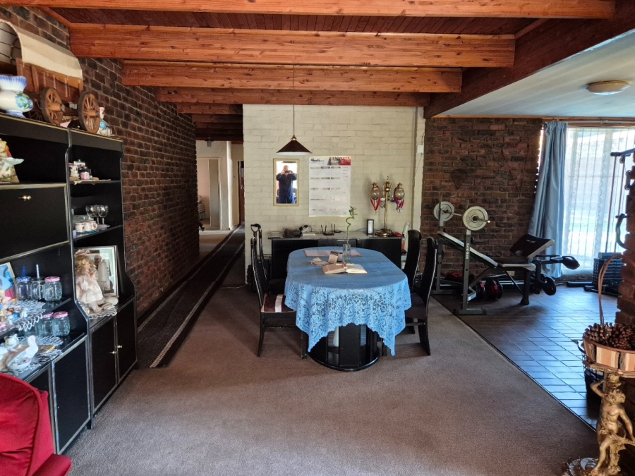 5 Bedroom Property for Sale in East Lynne Gauteng