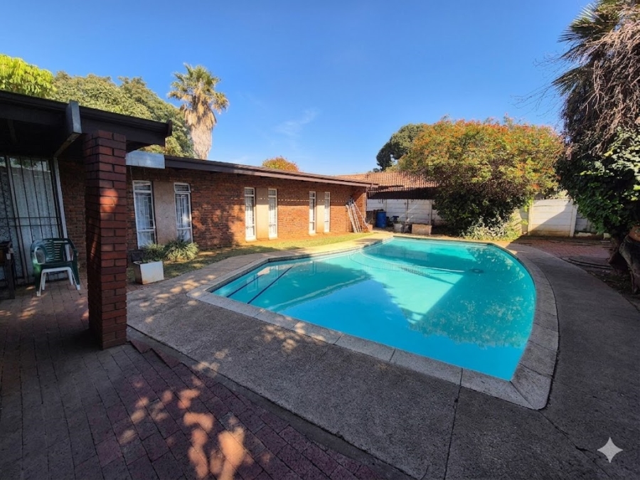 5 Bedroom Property for Sale in East Lynne Gauteng