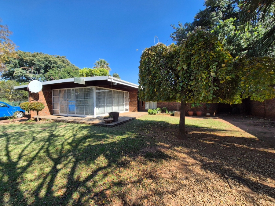 5 Bedroom Property for Sale in East Lynne Gauteng