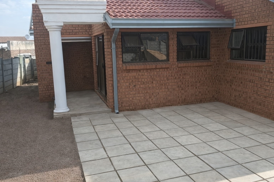 To Let 3 Bedroom Property for Rent in Esther Park Gauteng