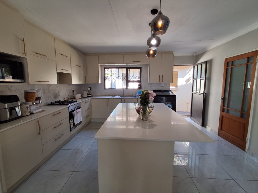 4 Bedroom Property for Sale in Strubensvallei Gauteng