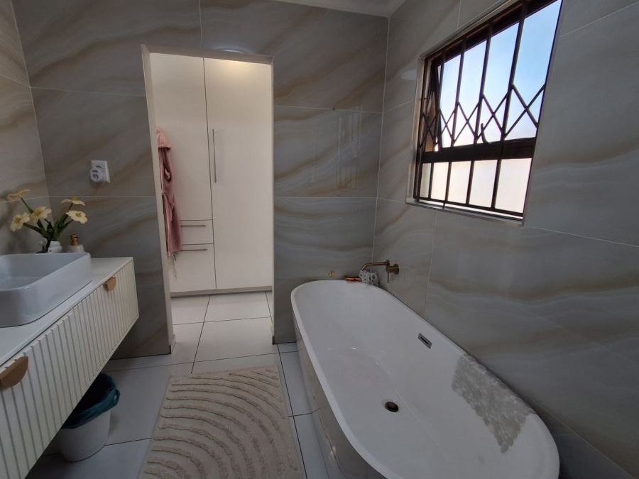 4 Bedroom Property for Sale in Strubensvallei Gauteng