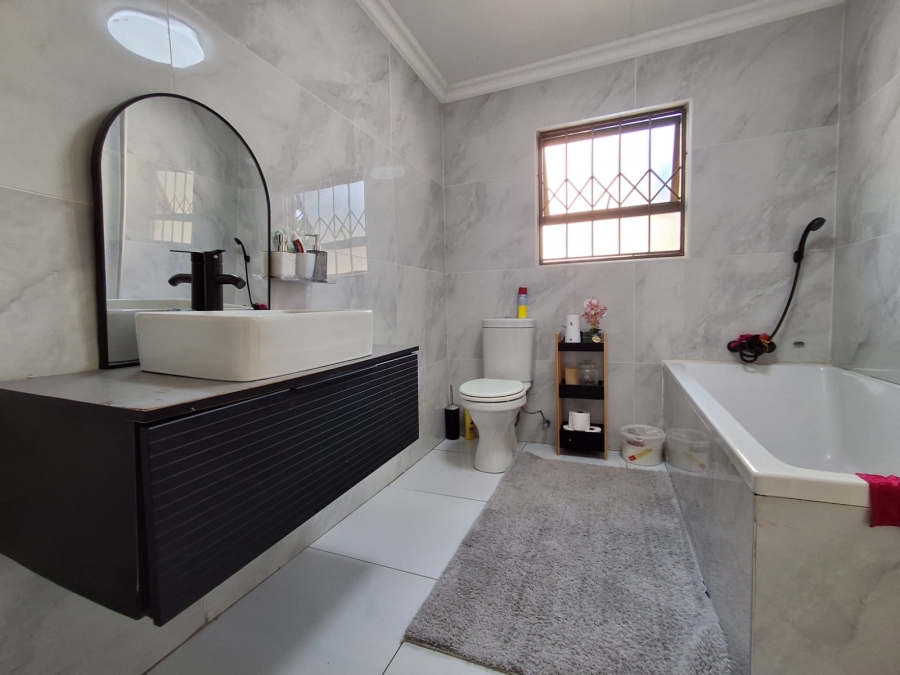 4 Bedroom Property for Sale in Strubensvallei Gauteng