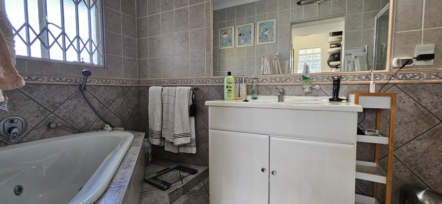 4 Bedroom Property for Sale in Three Rivers Proper Gauteng