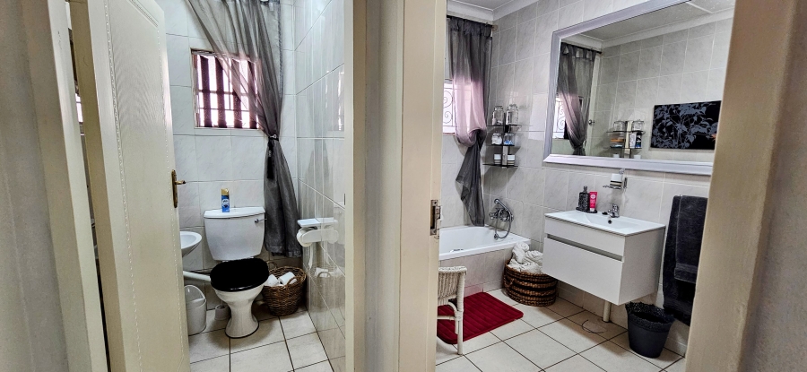 4 Bedroom Property for Sale in Three Rivers Proper Gauteng
