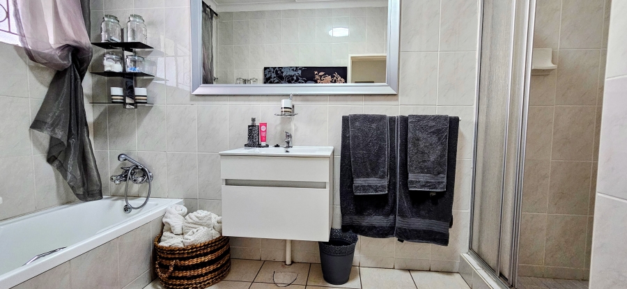 4 Bedroom Property for Sale in Three Rivers Proper Gauteng