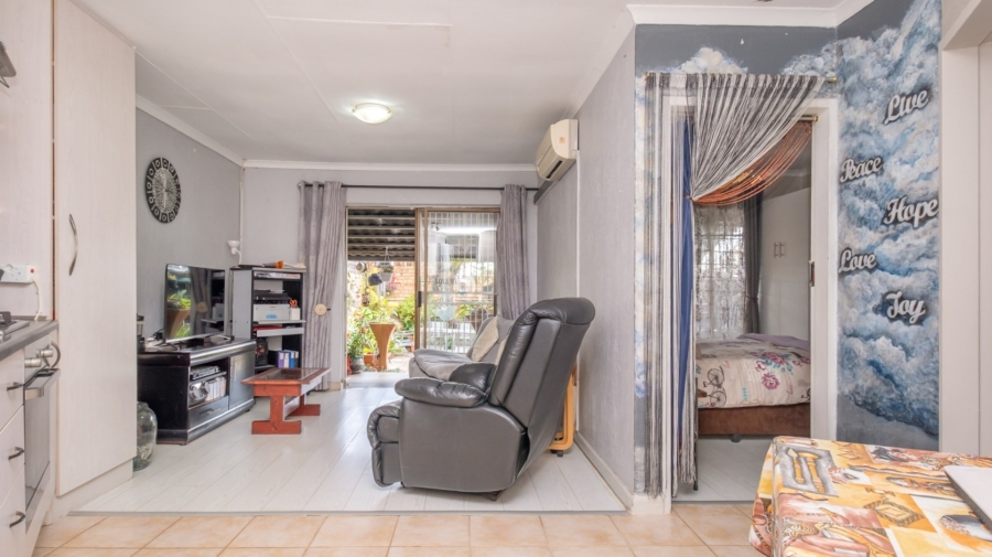 1 Bedroom Property for Sale in Wilgeheuwel Gauteng