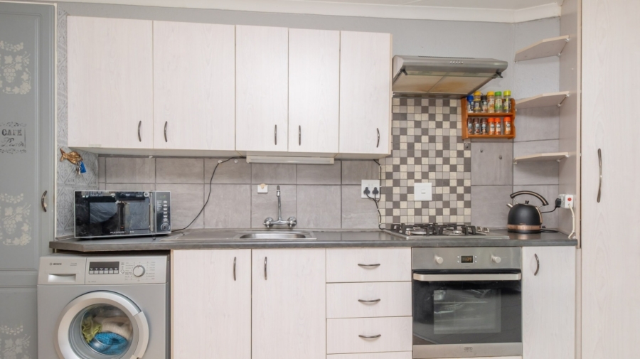1 Bedroom Property for Sale in Wilgeheuwel Gauteng
