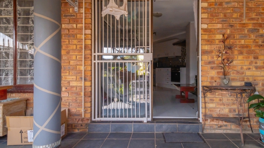 1 Bedroom Property for Sale in Wilgeheuwel Gauteng