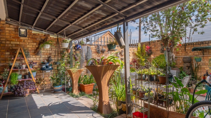 1 Bedroom Property for Sale in Wilgeheuwel Gauteng