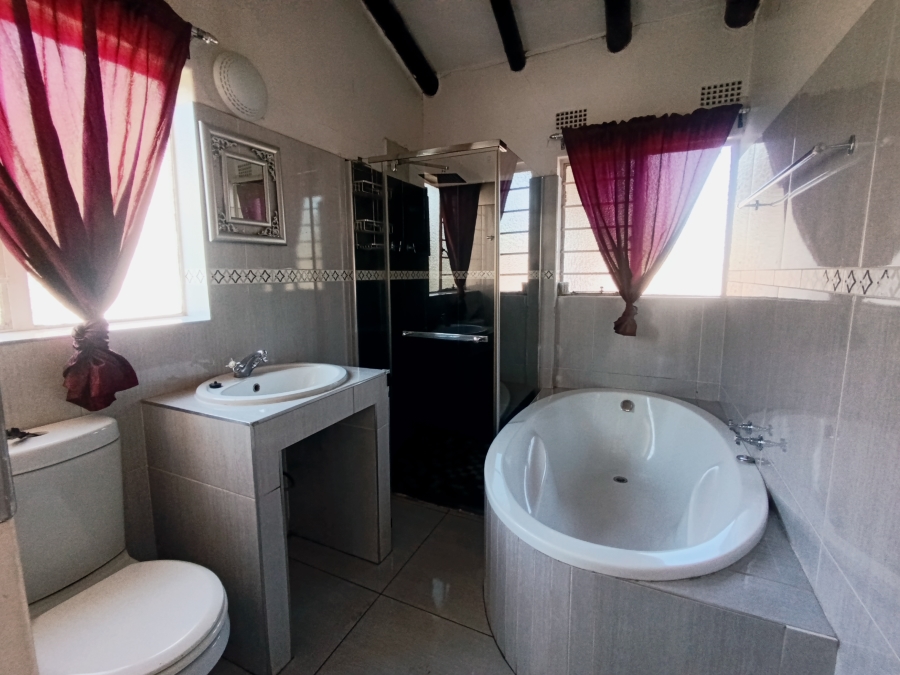 4 Bedroom Property for Sale in Verwoerdpark Gauteng