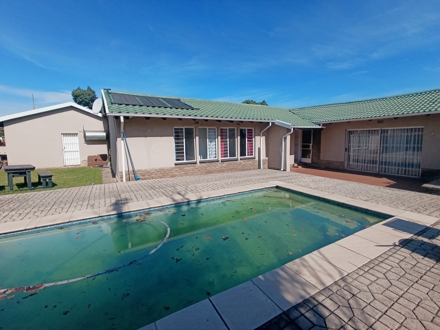 4 Bedroom Property for Sale in Verwoerdpark Gauteng