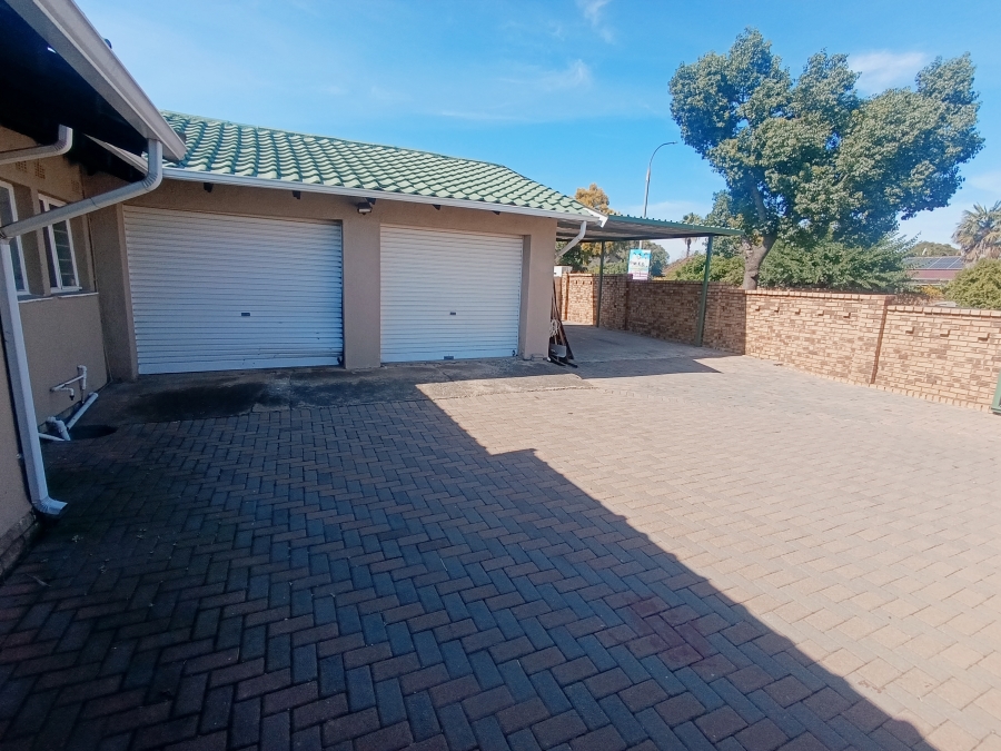 4 Bedroom Property for Sale in Verwoerdpark Gauteng