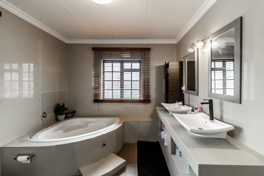 3 Bedroom Property for Sale in Waverley Gauteng