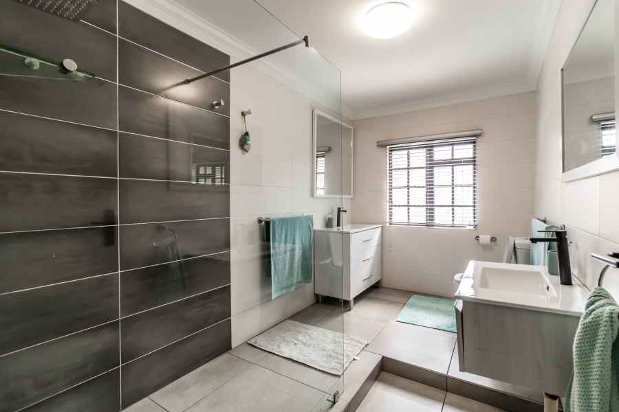 3 Bedroom Property for Sale in Waverley Gauteng