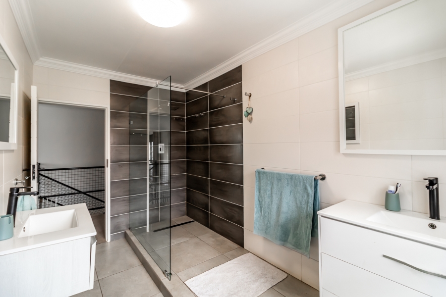 3 Bedroom Property for Sale in Waverley Gauteng