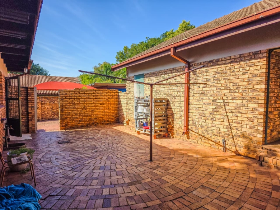 4 Bedroom Property for Sale in Florauna Gauteng