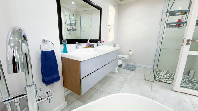 To Let 4 Bedroom Property for Rent in Sandhurst Gauteng