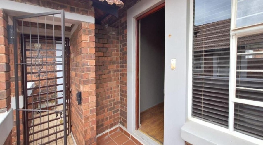 1 Bedroom Property for Sale in Glen Marais Gauteng
