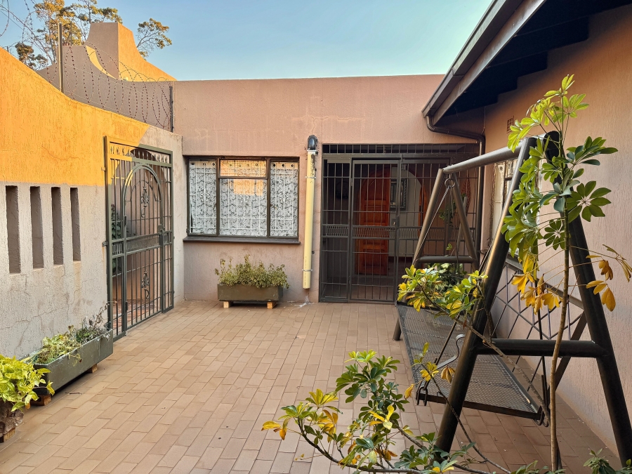 5 Bedroom Property for Sale in Lenasia Gauteng