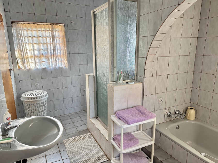 5 Bedroom Property for Sale in Lenasia Gauteng